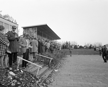 851741 Afbeelding van het publiek bij de laatste paardenrennen op de renbaan Mereveld (Mereveldseweg) te Utrecht.
